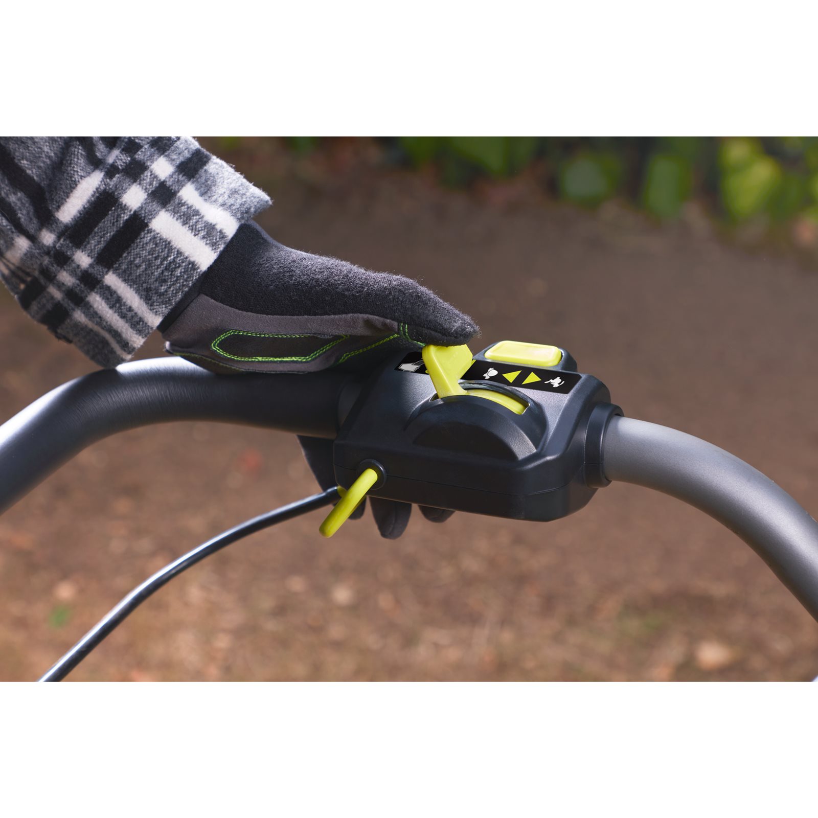 Motocultor MaxPower 36V Whisper, motor fără perii Ryobi RY36CVXA-0 - in utilizare 5