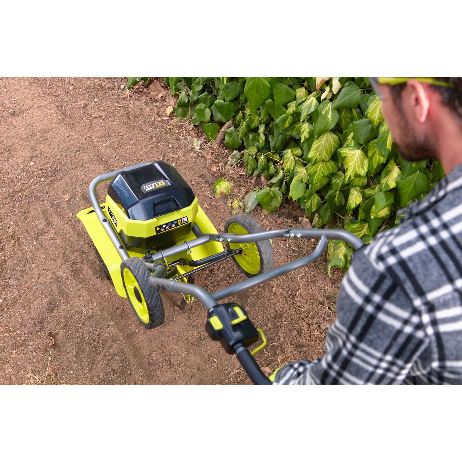 Motocultor MaxPower 36V Whisper, motor fără perii Ryobi RY36CVXA-0 - in utilizare 6