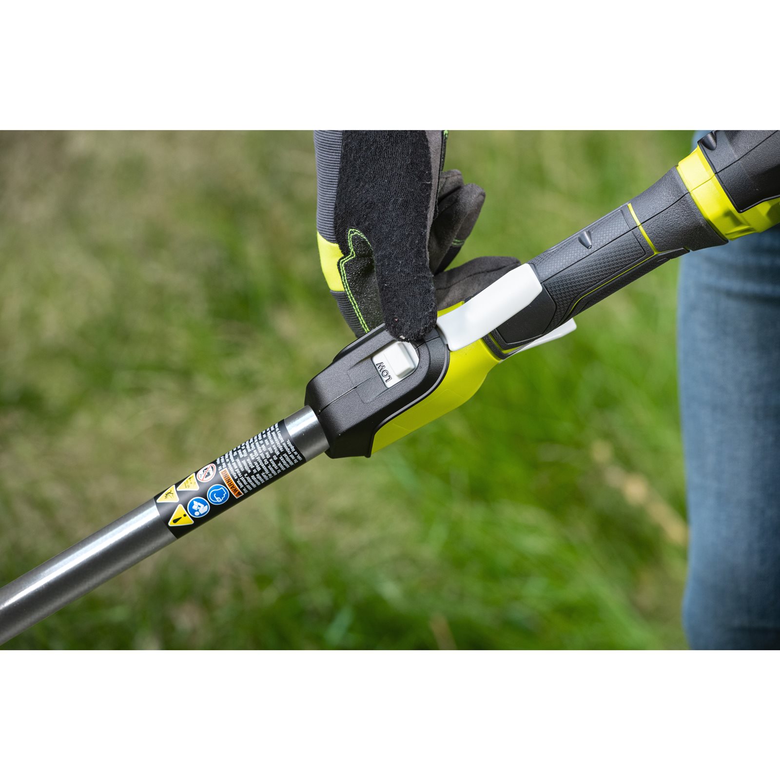 Trimer iarbă 36V MAX POWER , Expand-It, motor fără perii (1 x 4,0 Ah) Ryobi RY36ELTX33A-140 - in utilizare 3
