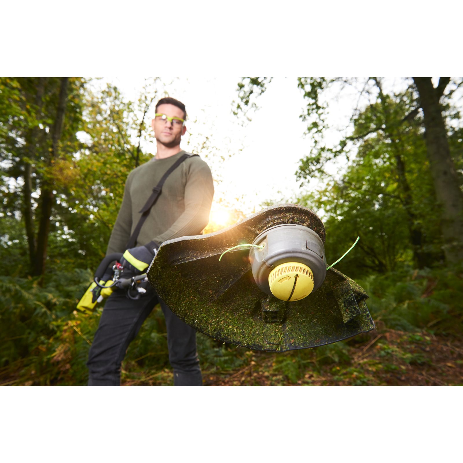 Trimer iarbă 36V MAX POWER , Expand-It, motor fără perii (1 x 4,0 Ah) Ryobi RY36ELTX33A-140 - in utilizare 4