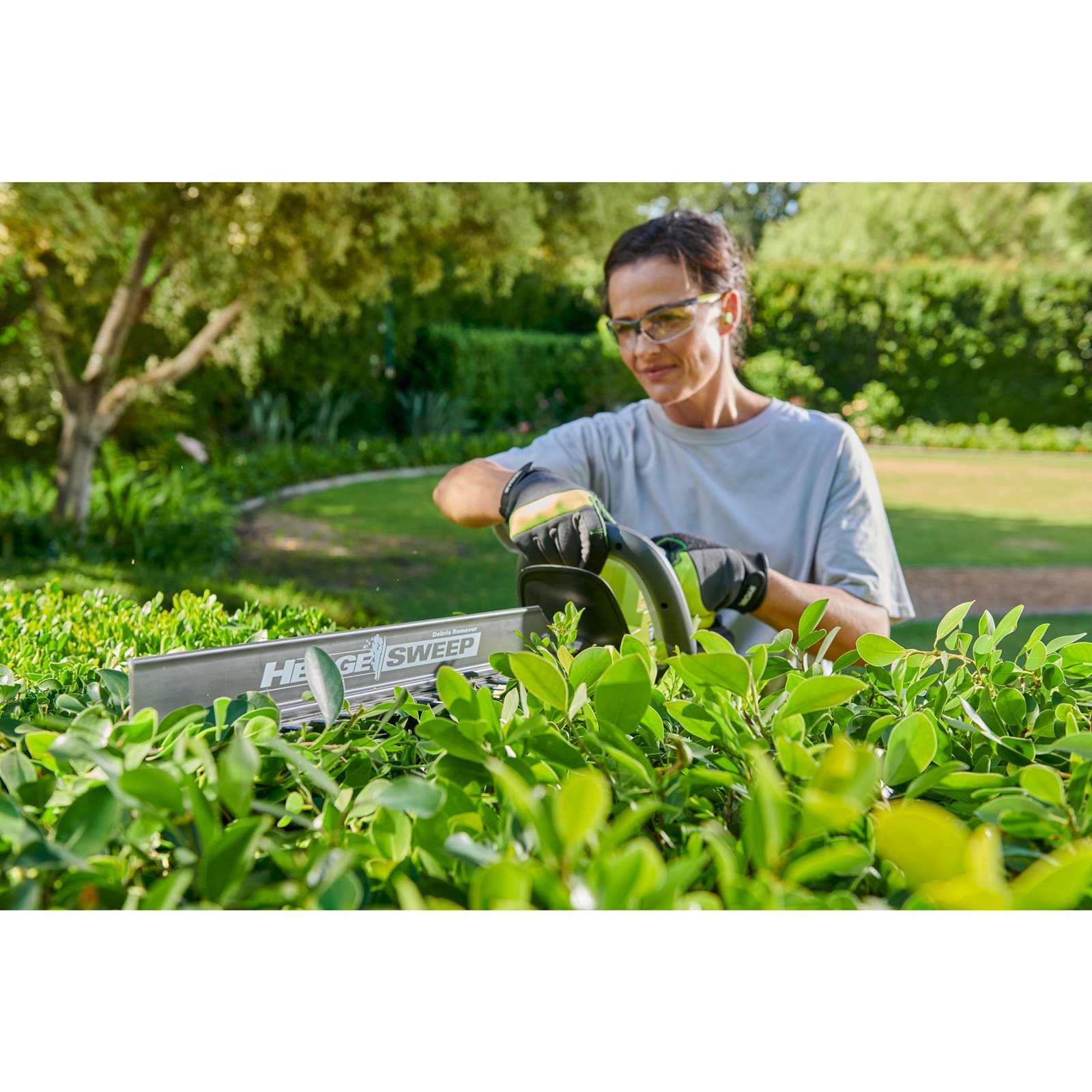 Foarfeci pentru tuns gard viu Ryobi RY36HT60A-120 - in utilizare 2
