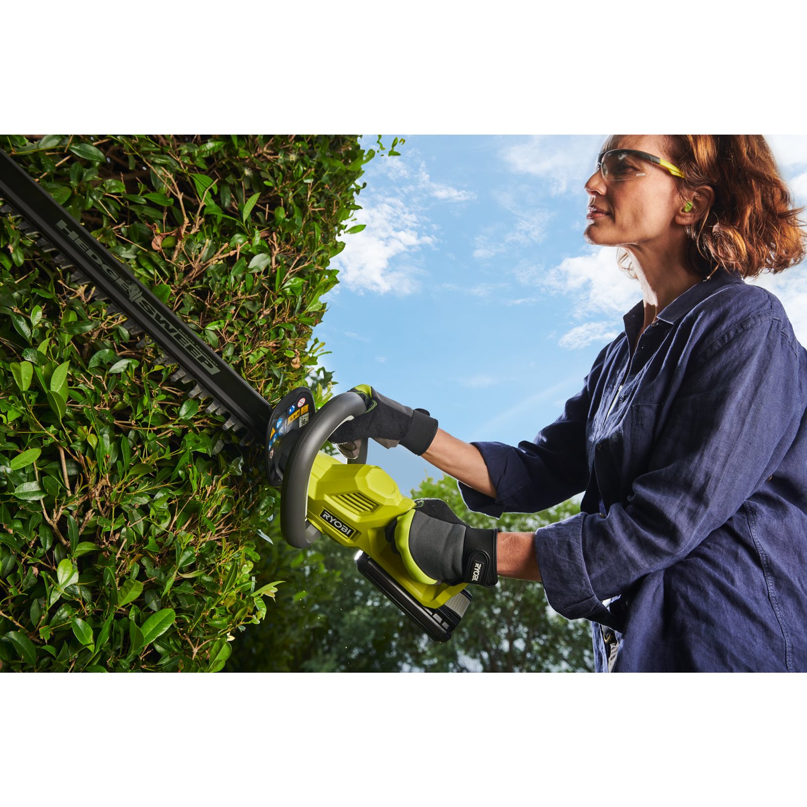Foarfeci pentru tuns gard viu Ryobi RY36HT60A-120 - in utilizare 3