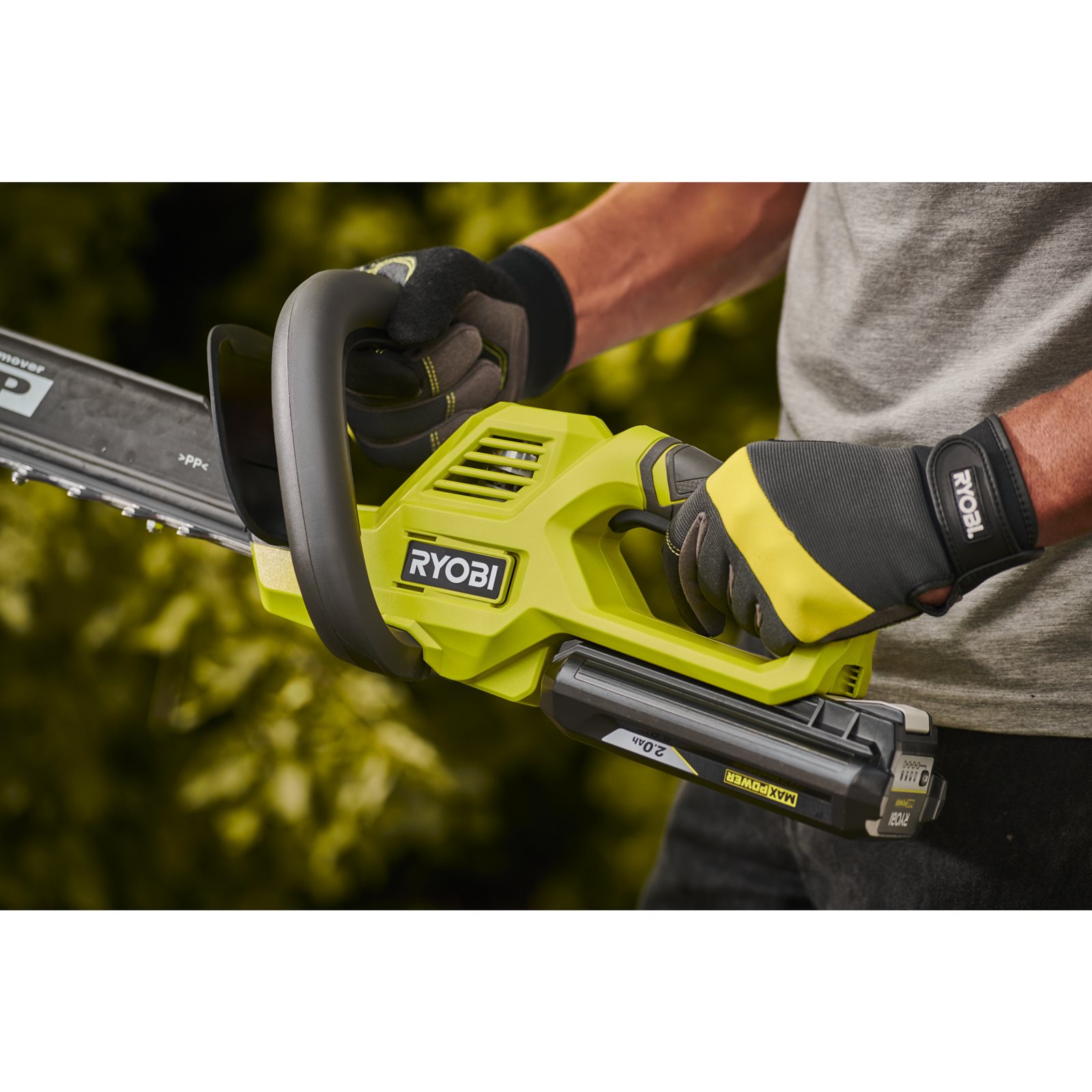 Foarfeci pentru tuns gard viu Ryobi RY36HT60A-120 - in utilizare 7