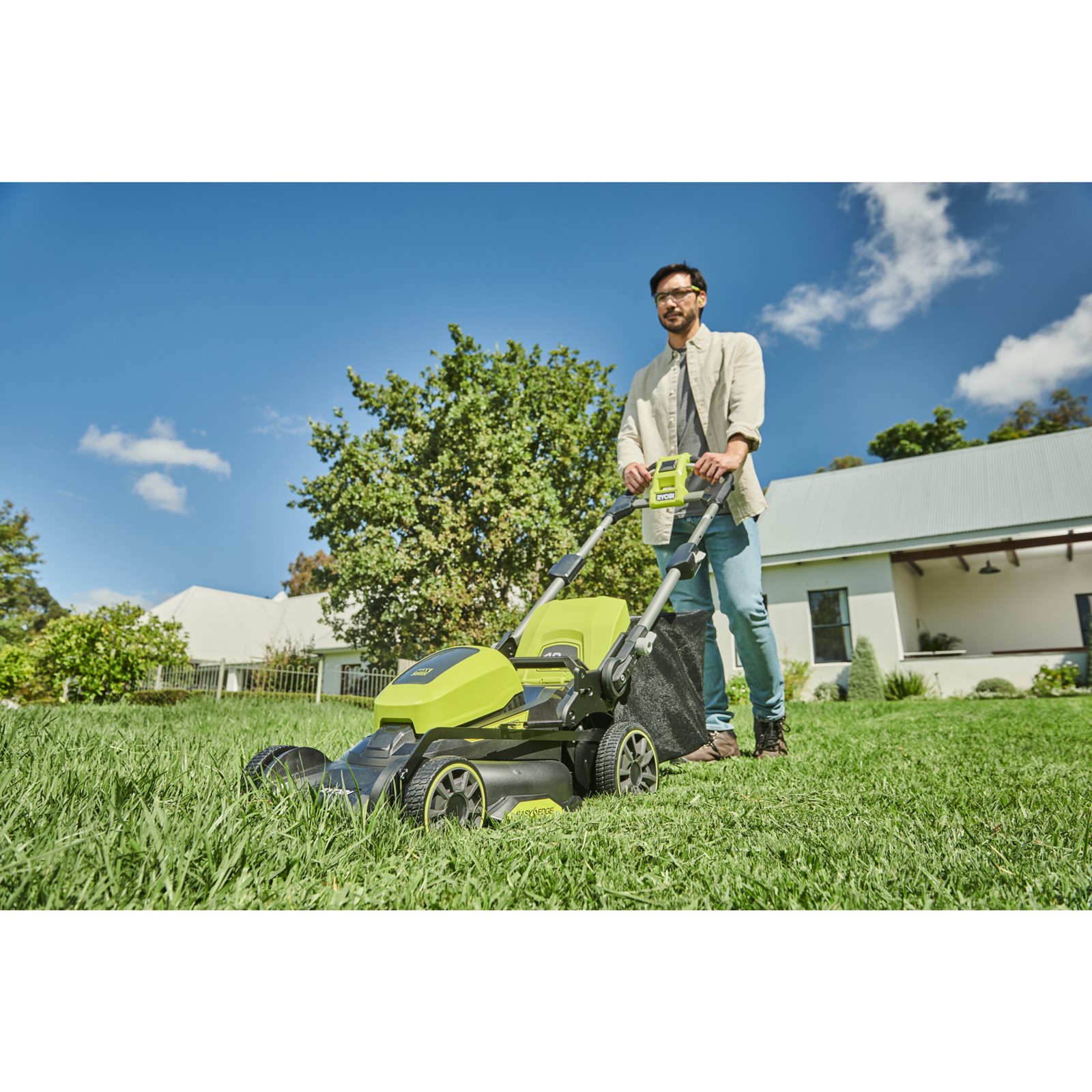Mașină de tuns iarba fără cablu MAX POWER de 40 cm (piesă individuală) Ryobi RY36LM40A-0 - in utilizare 1