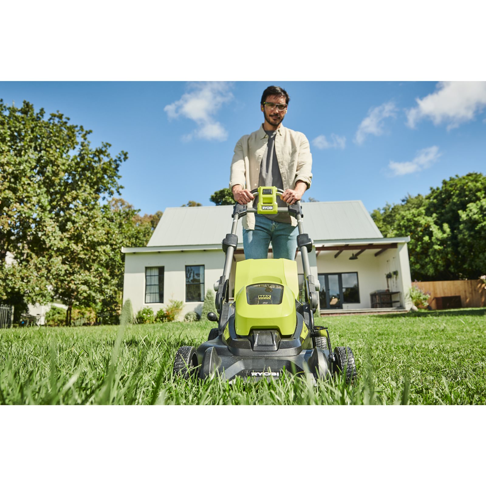 Mașină de tuns iarba fără cablu MAX POWER de 40 cm (piesă individuală) Ryobi RY36LM40A-0 - in utilizare 2
