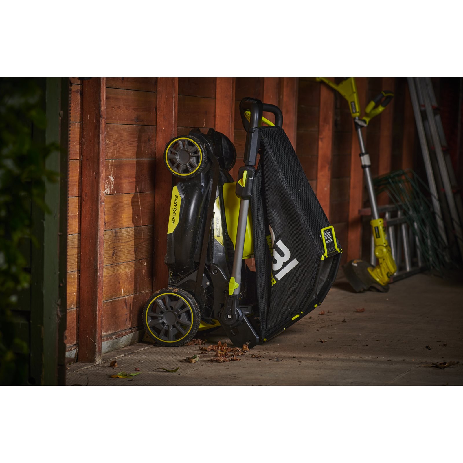 Mașină de tuns iarba fără cablu MAX POWER de 40 cm (piesă individuală) Ryobi RY36LM40A-0 - in utilizare 6