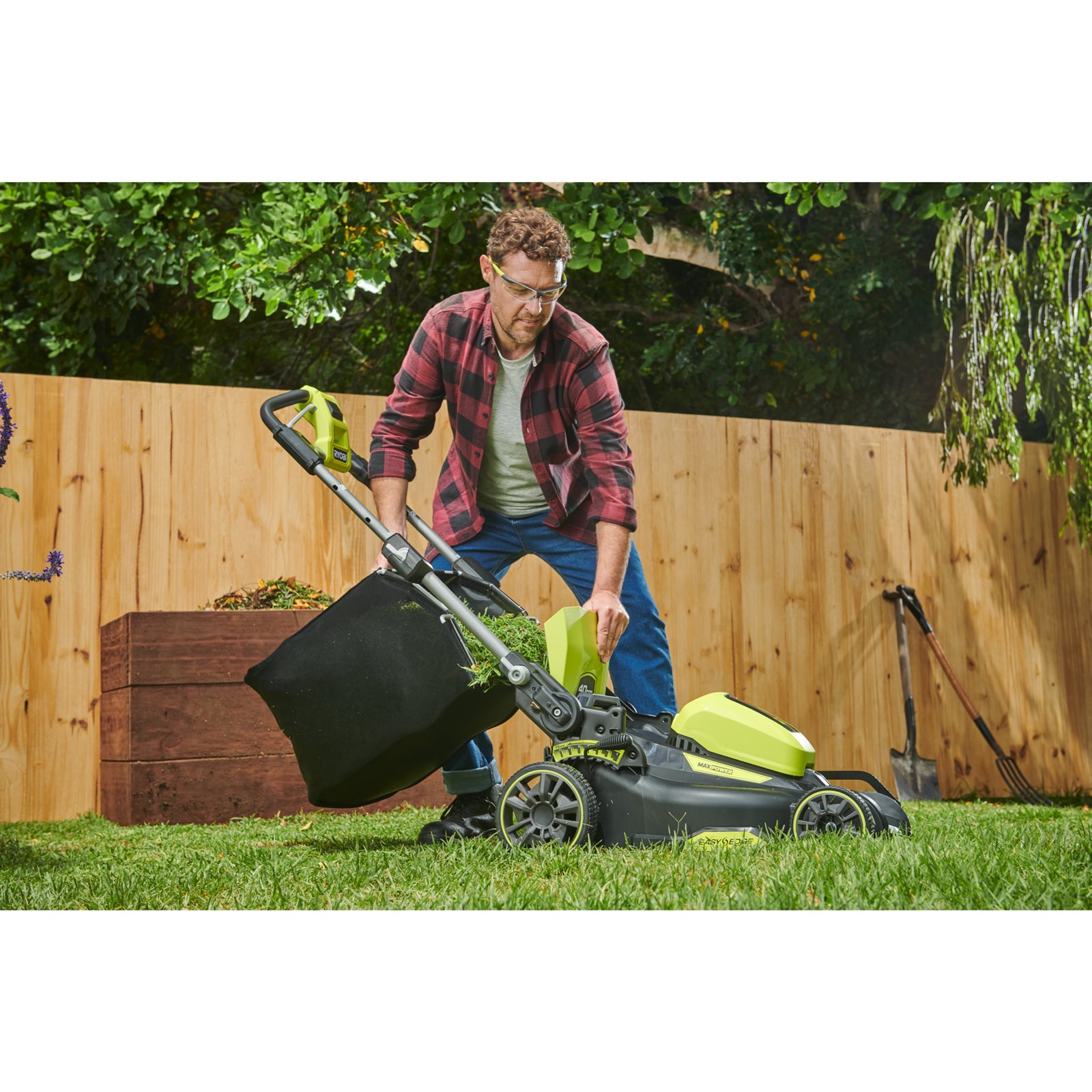 Mașină de tuns iarba fără cablu MAX POWER de 40 cm (1 x 4,0 Ah) Ryobi RY36LM40A-140 - in utilizare 4