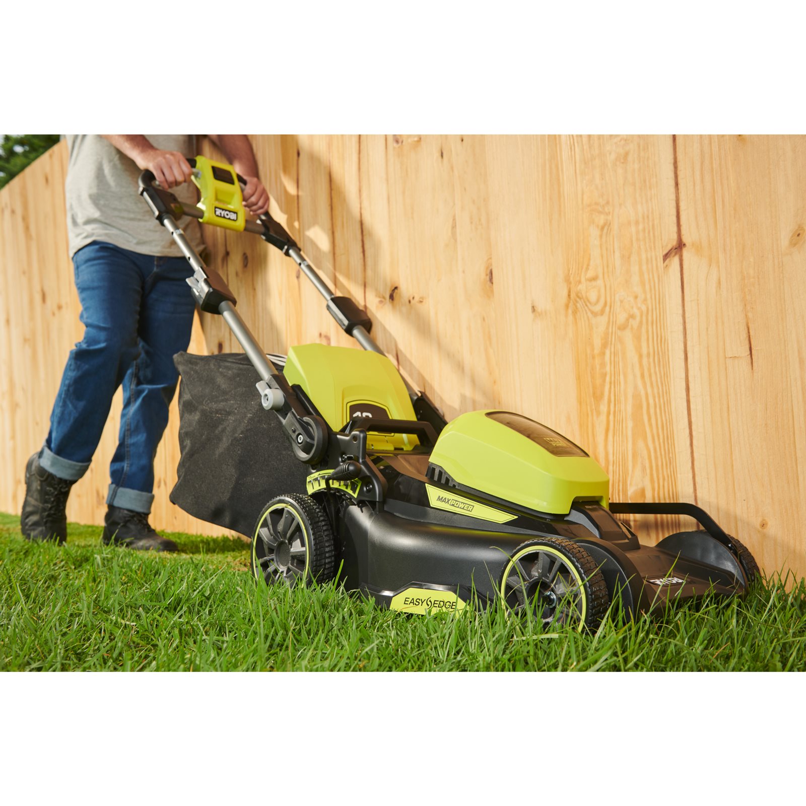 Mașină de tuns iarba fără cablu MAX POWER de 40 cm (1 x 4,0 Ah) Ryobi RY36LM40A-140 - in utilizare 5