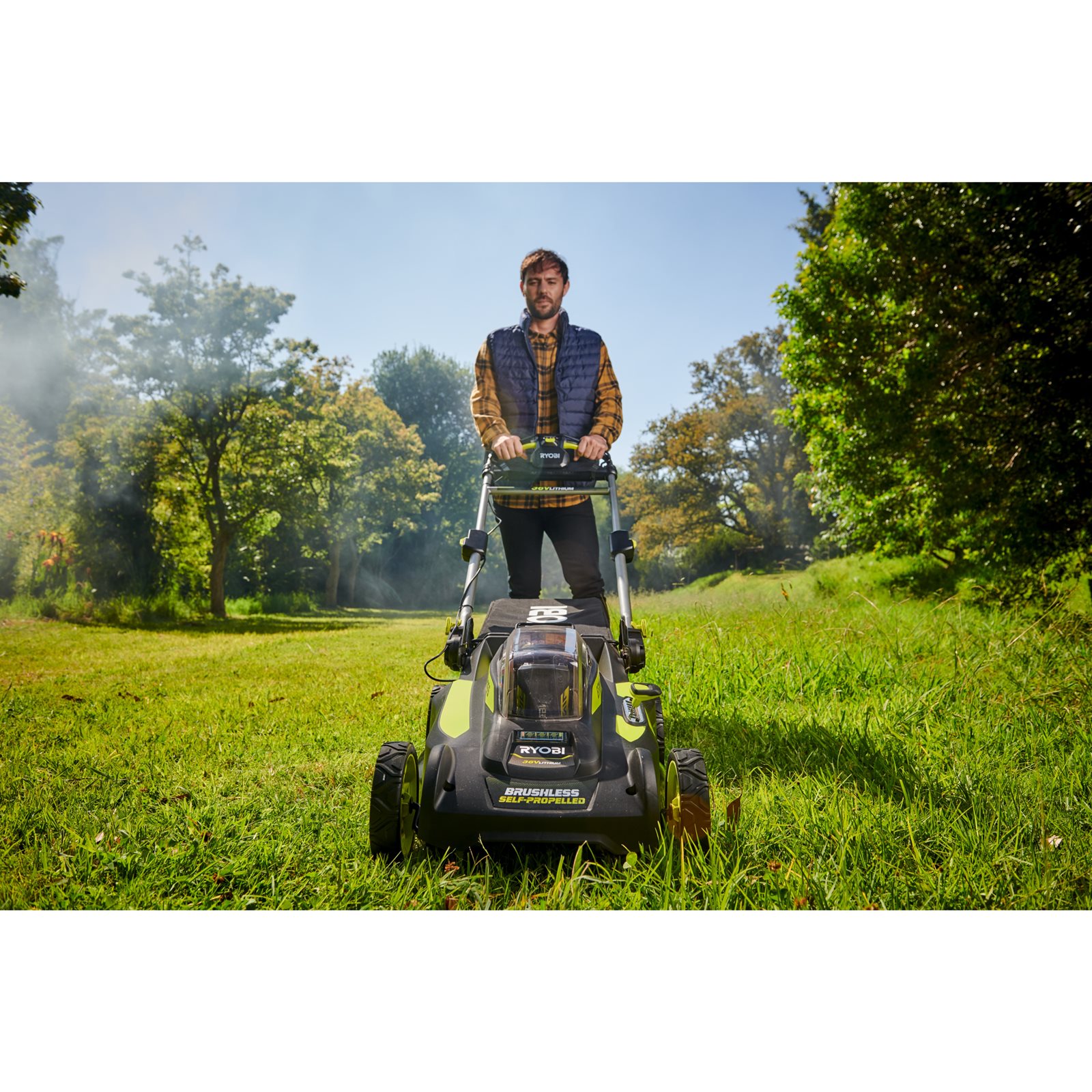 Mașină de tuns gazon 36V MAX POWER, motor fără perii, punte 51cm (1 x 6.0Ah) Ryobi RY36LMX51A-160 - in utilizare 1