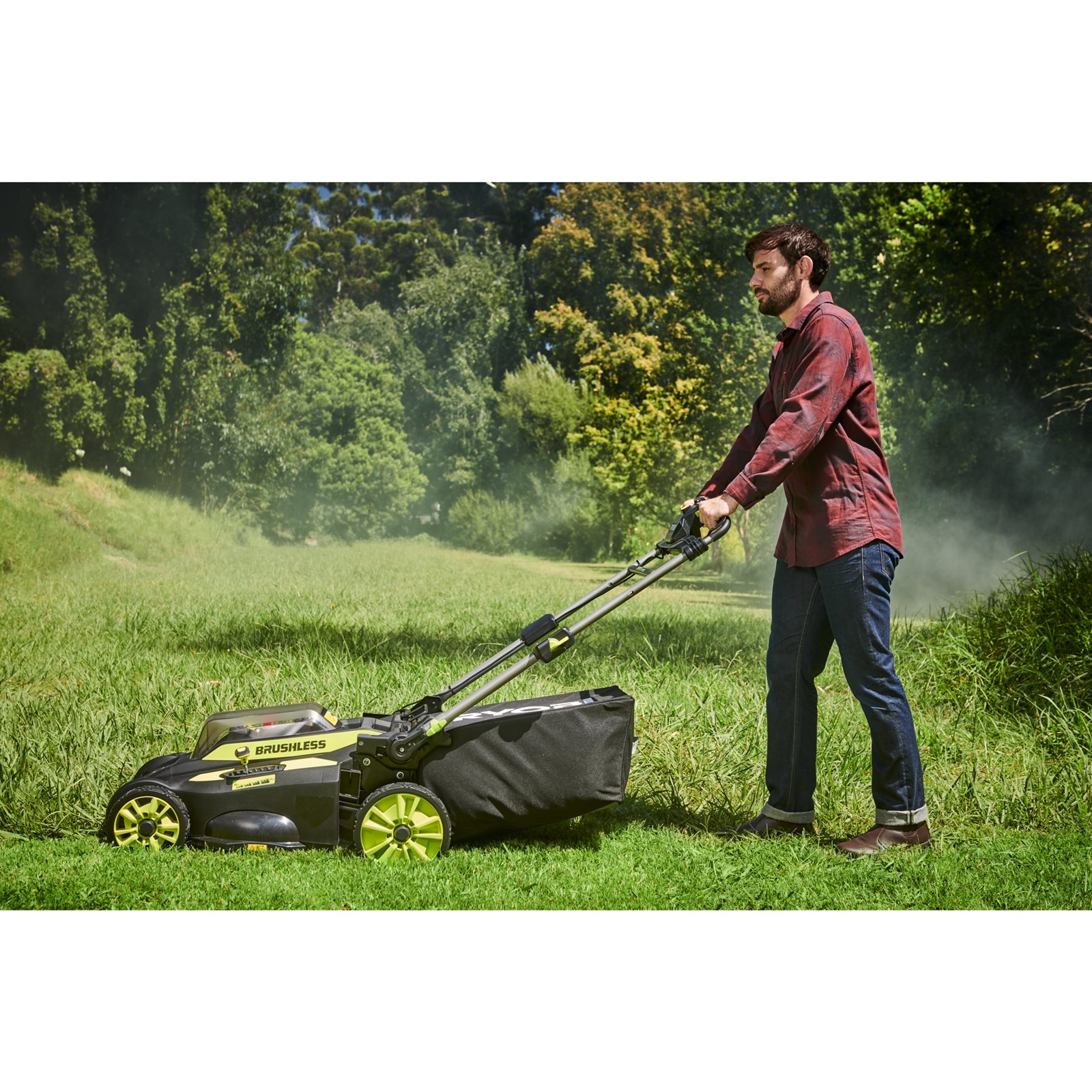 Mașină de tuns gazon 36V MAX POWER, motor fără perii, punte 51cm (1 x 6.0Ah) Ryobi RY36LMX51A-160 - in utilizare 3