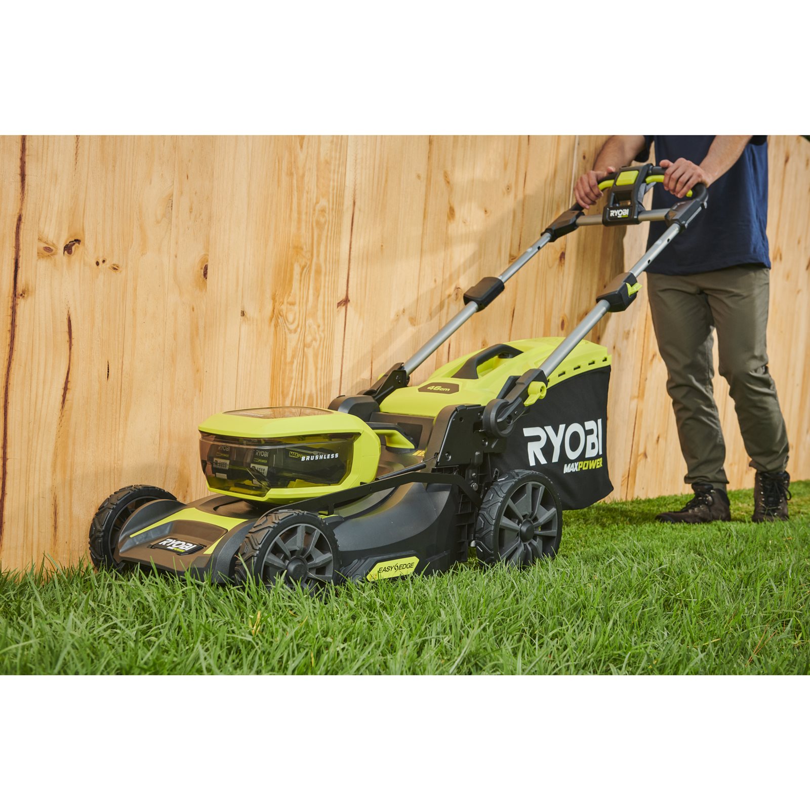 Mașină de tuns gazon 36V MAX POWER, motor fără perii, punte 51cm (1 x 6.0Ah) Ryobi RY36LMX51A-160 - in utilizare 4
