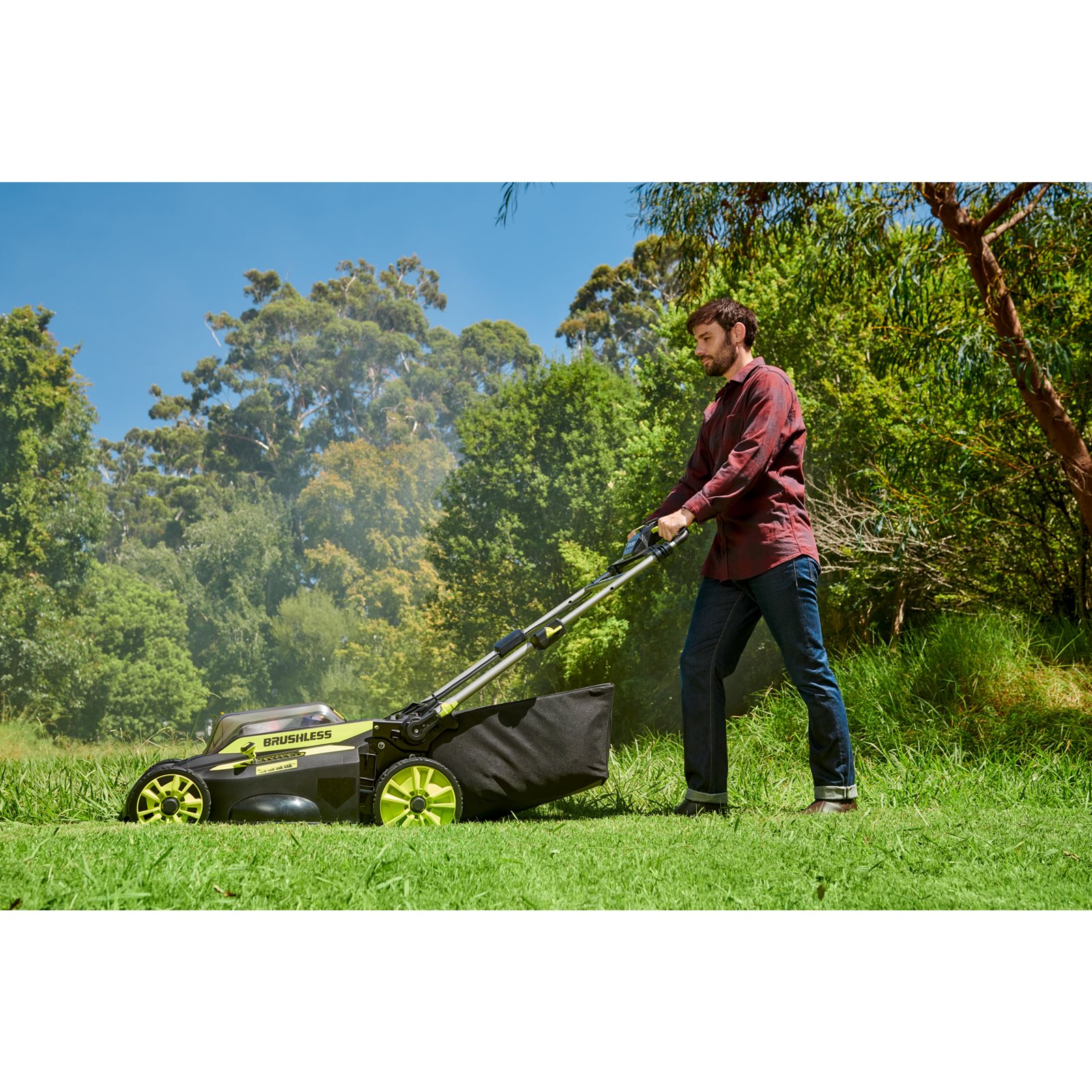 Mașină de tuns gazon 36V MAX POWER, motor fără perii, punte 51cm (1 x 6.0Ah) Ryobi RY36LMX51A-160 - in utilizare 5