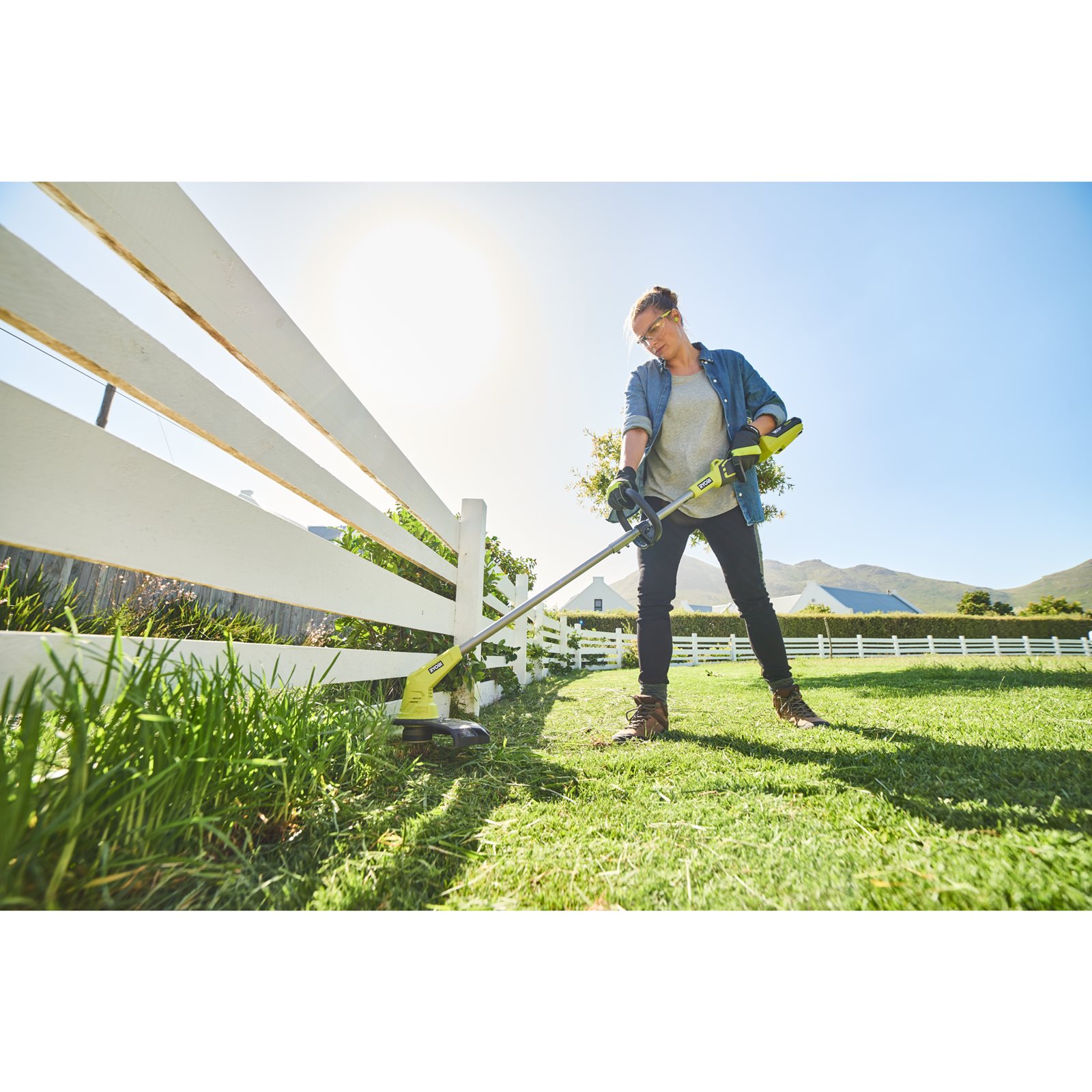 Trimmer iarbă 36V MAX POWER, lățime taiere 33cm Ryobi RY36LT33A-0 - in utilizare 1