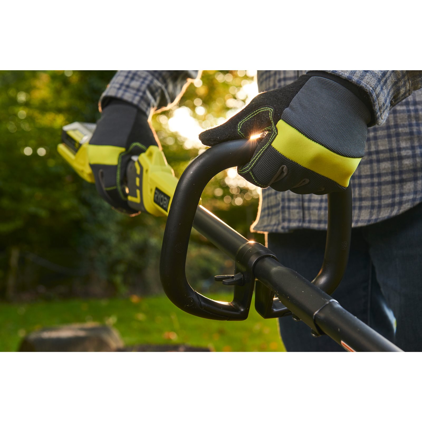 Trimmer iarbă 36V MAX POWER, lățime taiere 33cm (1 x 2,0Ah) Ryobi RY36LT33A-120 - in utilizare 3