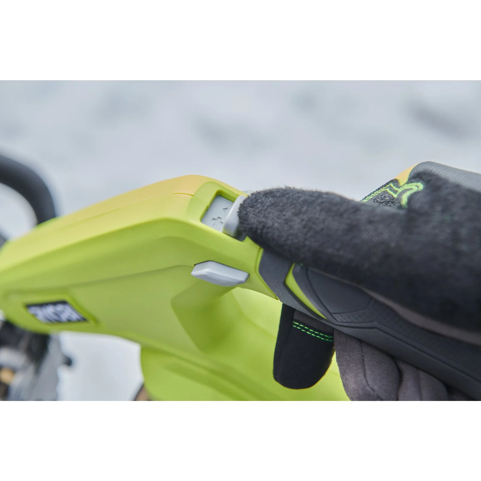 Freze de zăpadă Ryobi RY36ST30A-0 - in utilizare 3