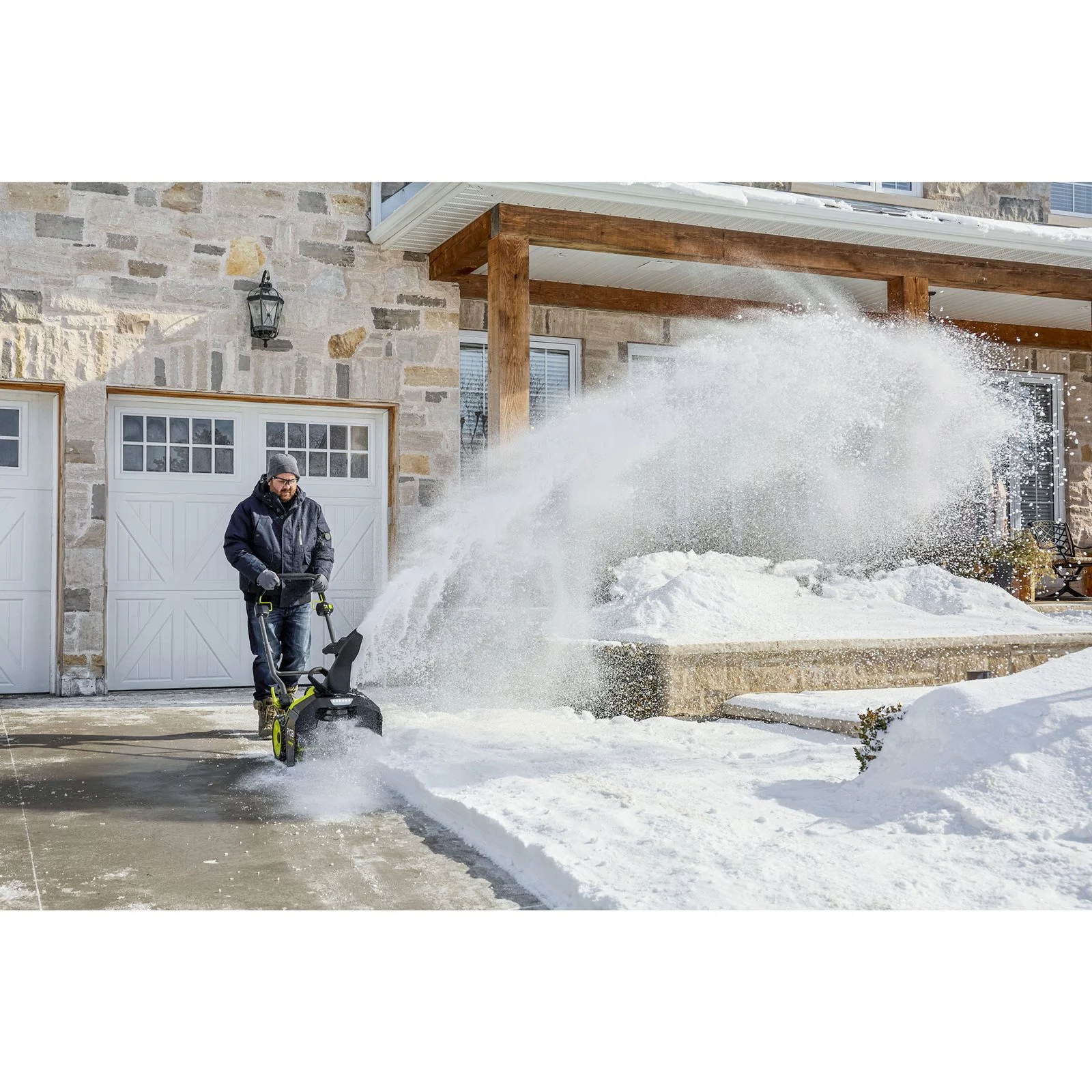 Freză de zăpadă 36V MAX POWER, motor fără perii, lățime 45 cm (1 x 4.0 Ah) Ryobi RY36STX45A-140 - in utilizare 2