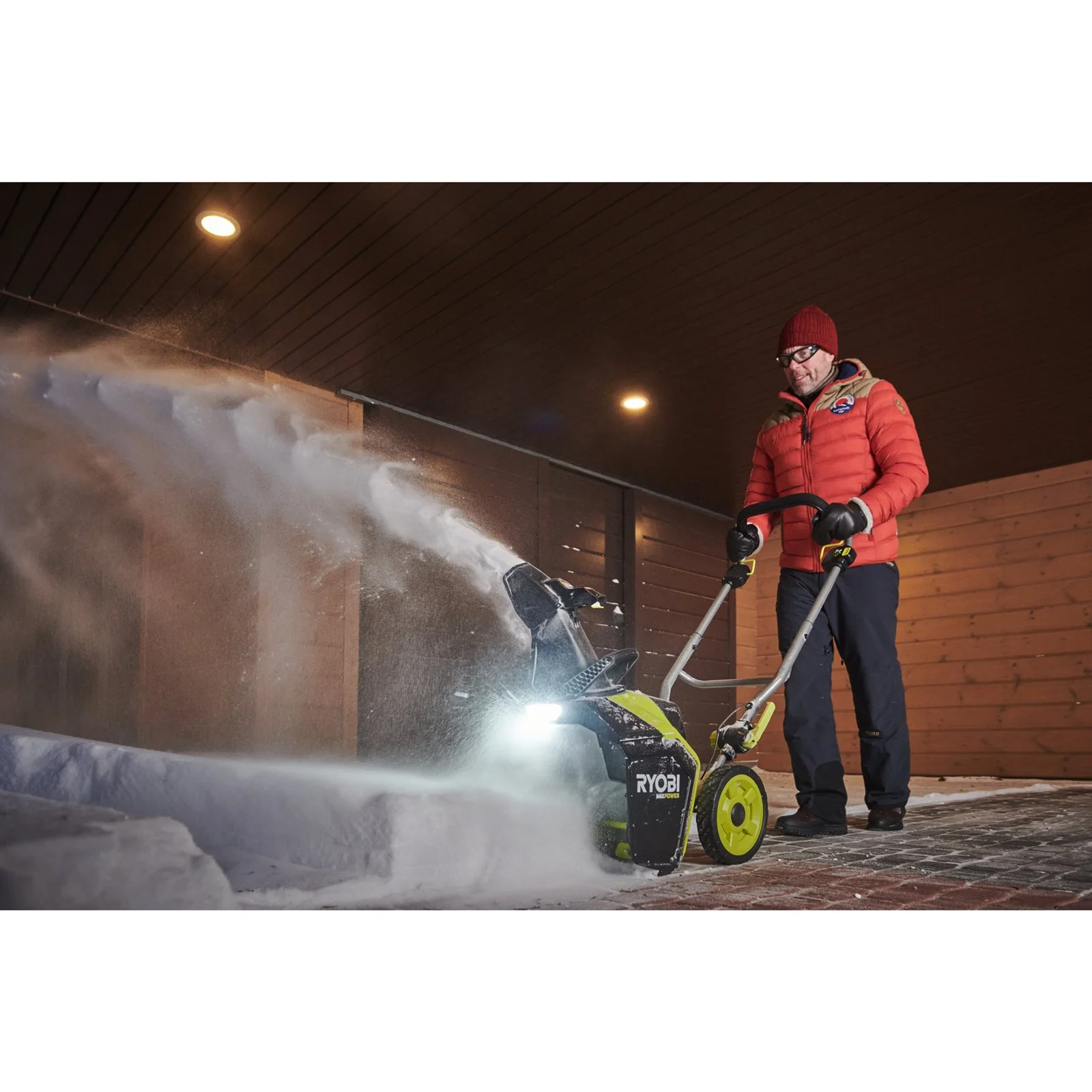 Freză de zăpadă 36V MAX POWER, motor fără perii, lățime 45 cm (1 x 4.0 Ah) Ryobi RY36STX45A-140 - in utilizare 3