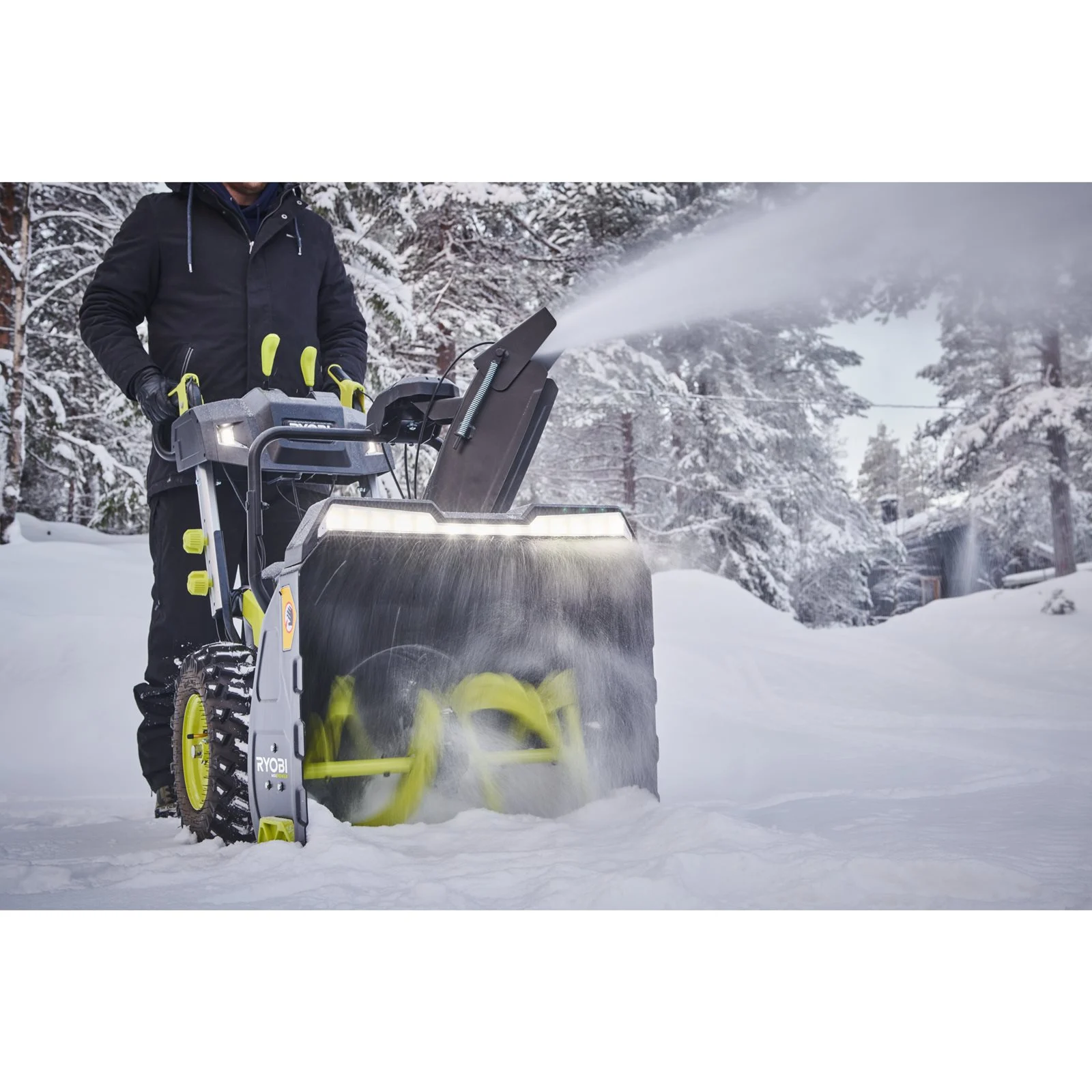 RY36STX61A-260F Freză de zăpadă 36V MAX POWER, motor fără perii, lățime 61 cm (2 x 6.0 Ah) Ryobi RY36STX61A-260F - in utilizare 1