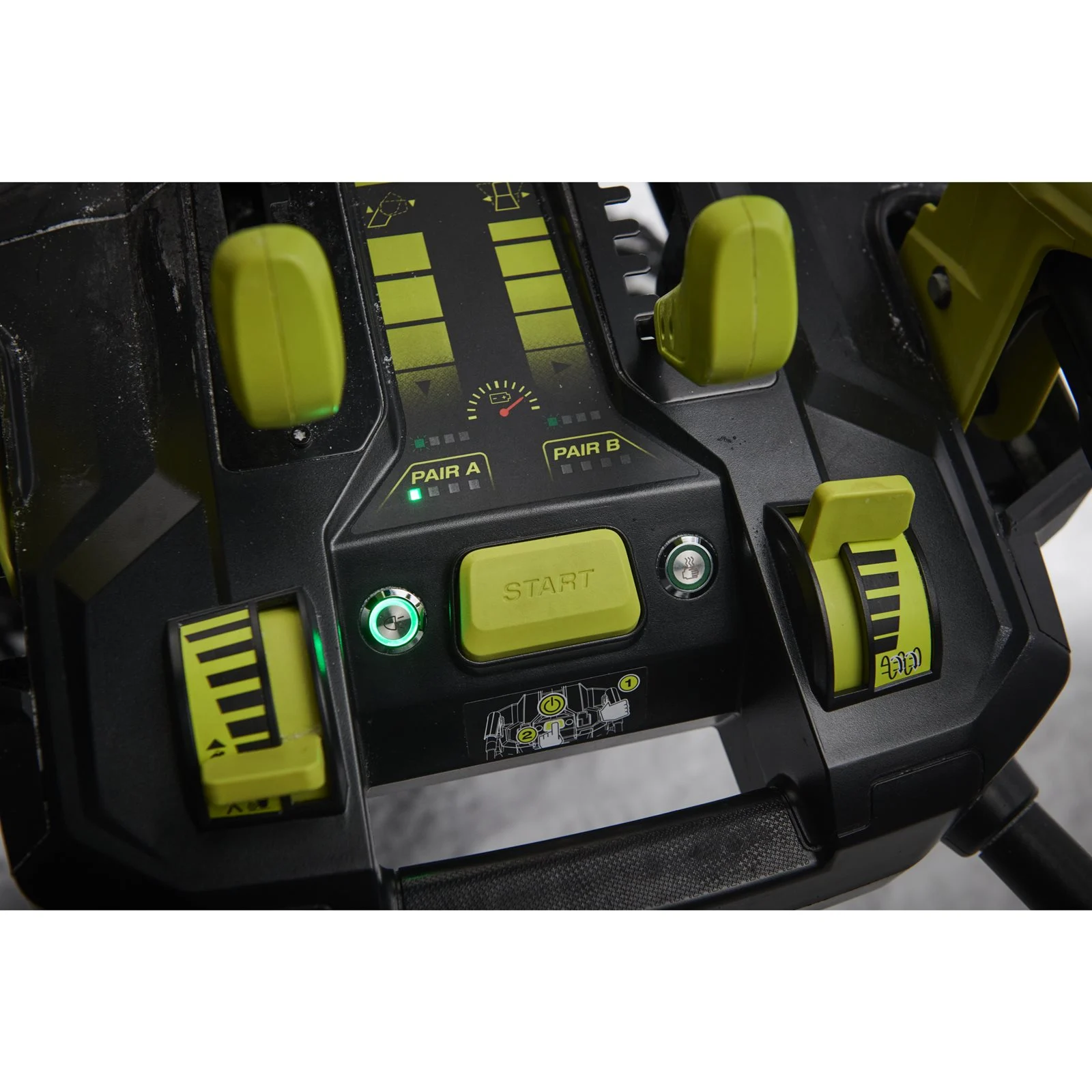 RY36STX61A-260F Freză de zăpadă 36V MAX POWER, motor fără perii, lățime 61 cm (2 x 6.0 Ah) Ryobi RY36STX61A-260F - in utilizare 5
