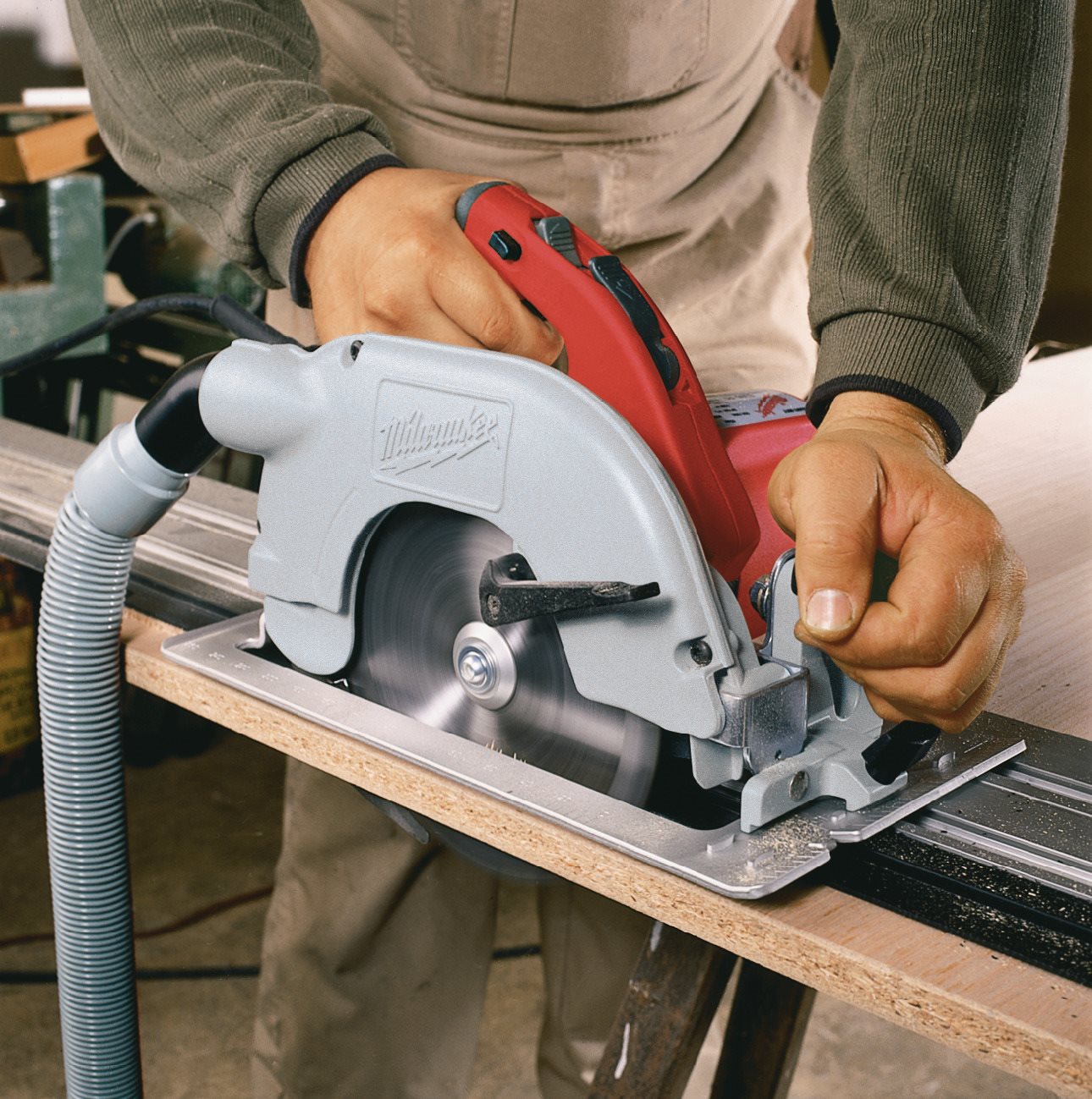 Fierăstrău circular 190 mm (adâncime de tăiere 65 mm) Milwaukee SCS 65 Q - in utilizare 1