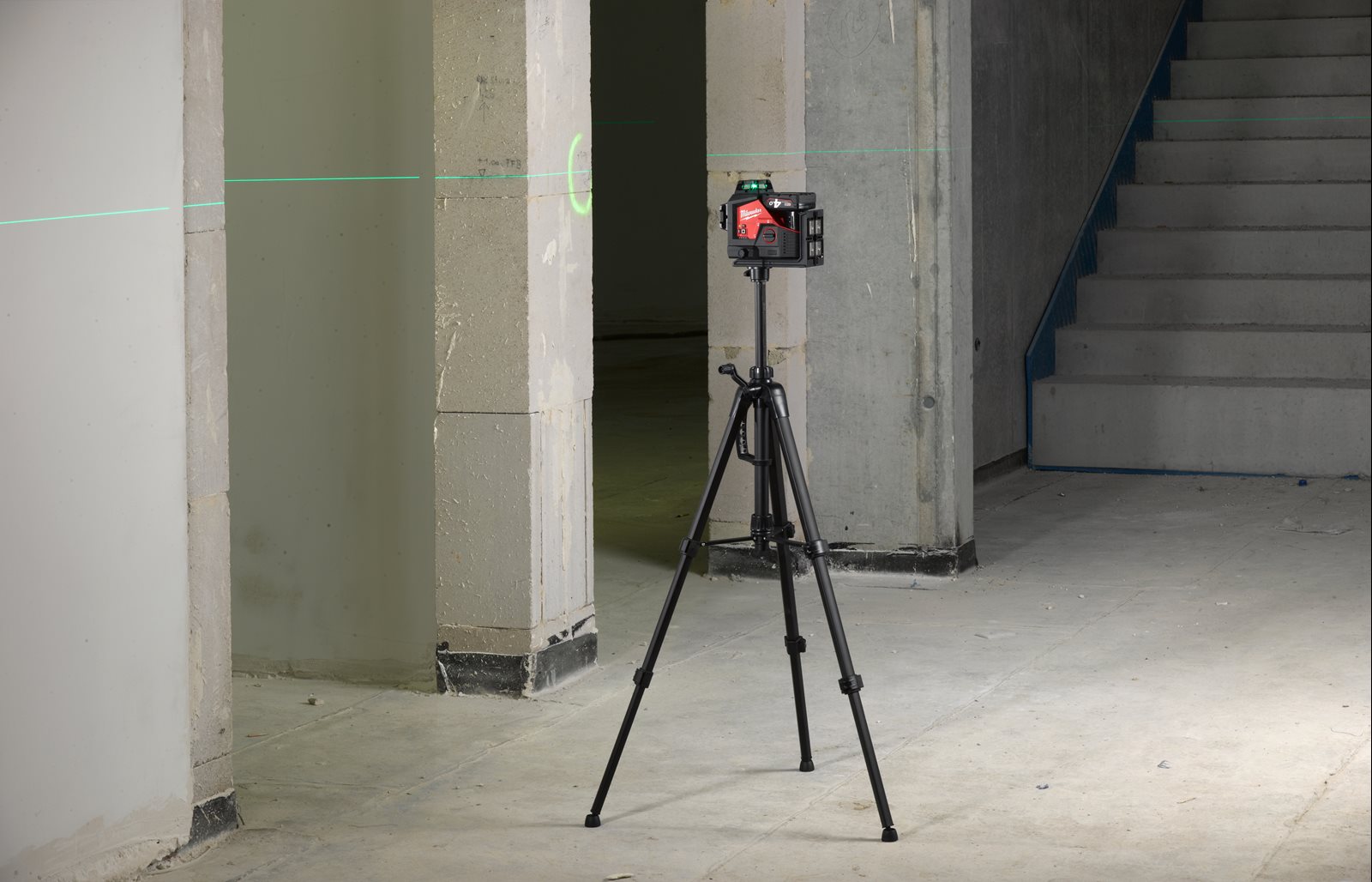 Trepied laser de 1.2 m Milwaukee TRP120 - in utilizare 2