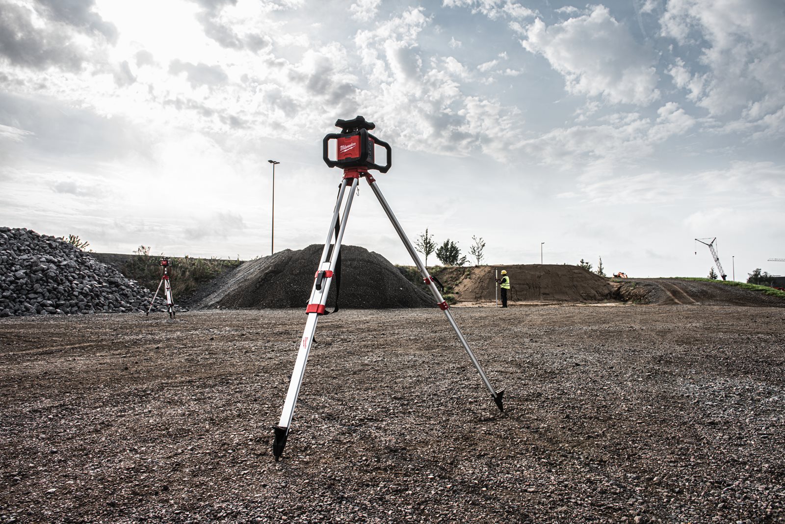 Trepied nivelă laser de 1,6 metri Milwaukee TRP160 - in utilizare 1