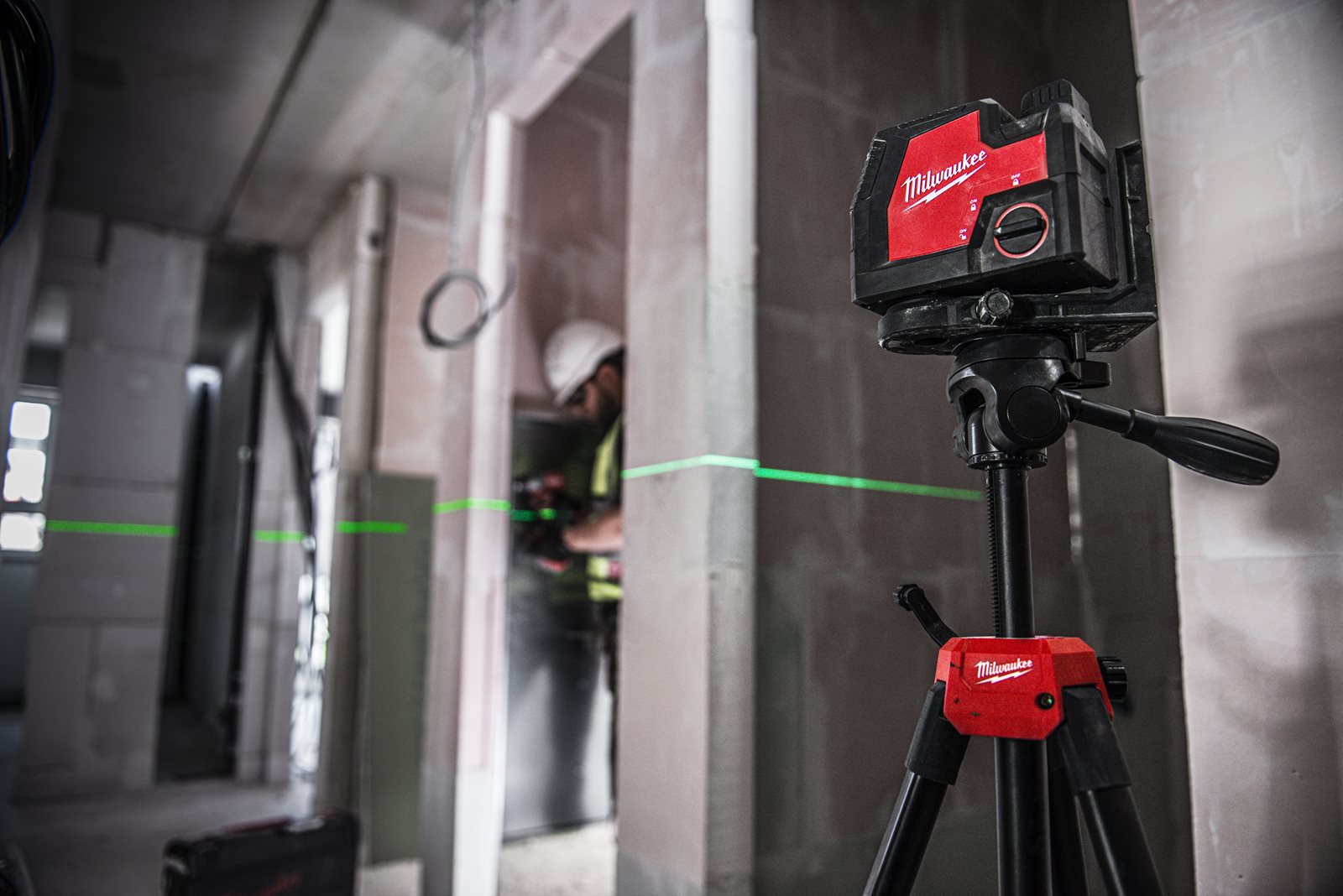 Trepied laser de 1.8 metri Milwaukee TRP180 - in utilizare 1