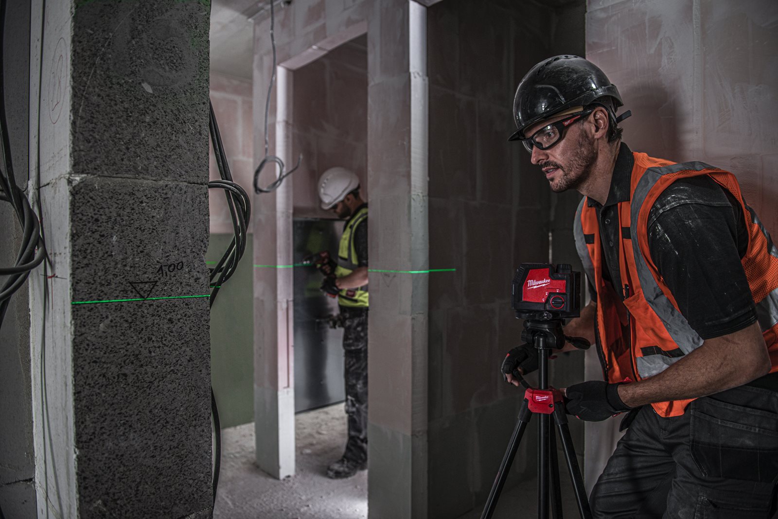 Trepied laser de 1.8 metri Milwaukee TRP180 - in utilizare 2