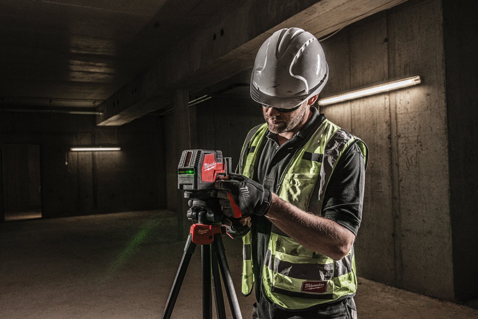 Trepied laser de 1.8 metri Milwaukee TRP180 - in utilizare 3