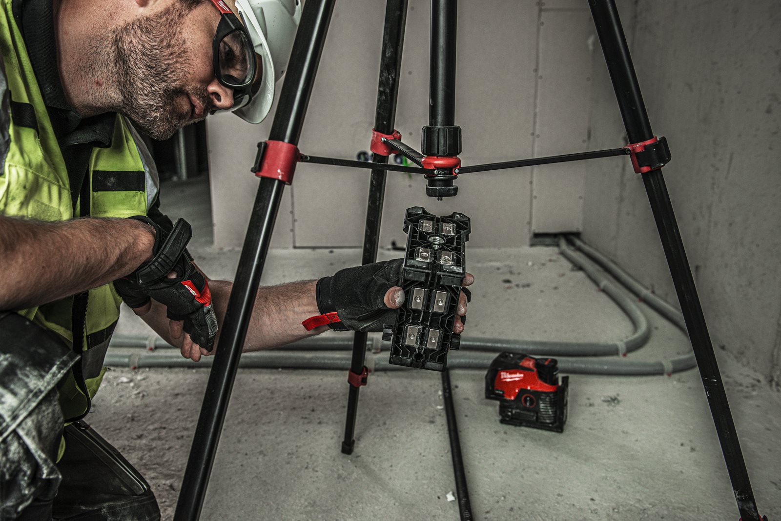 Trepied laser de 1.8 metri Milwaukee TRP180 - in utilizare 4