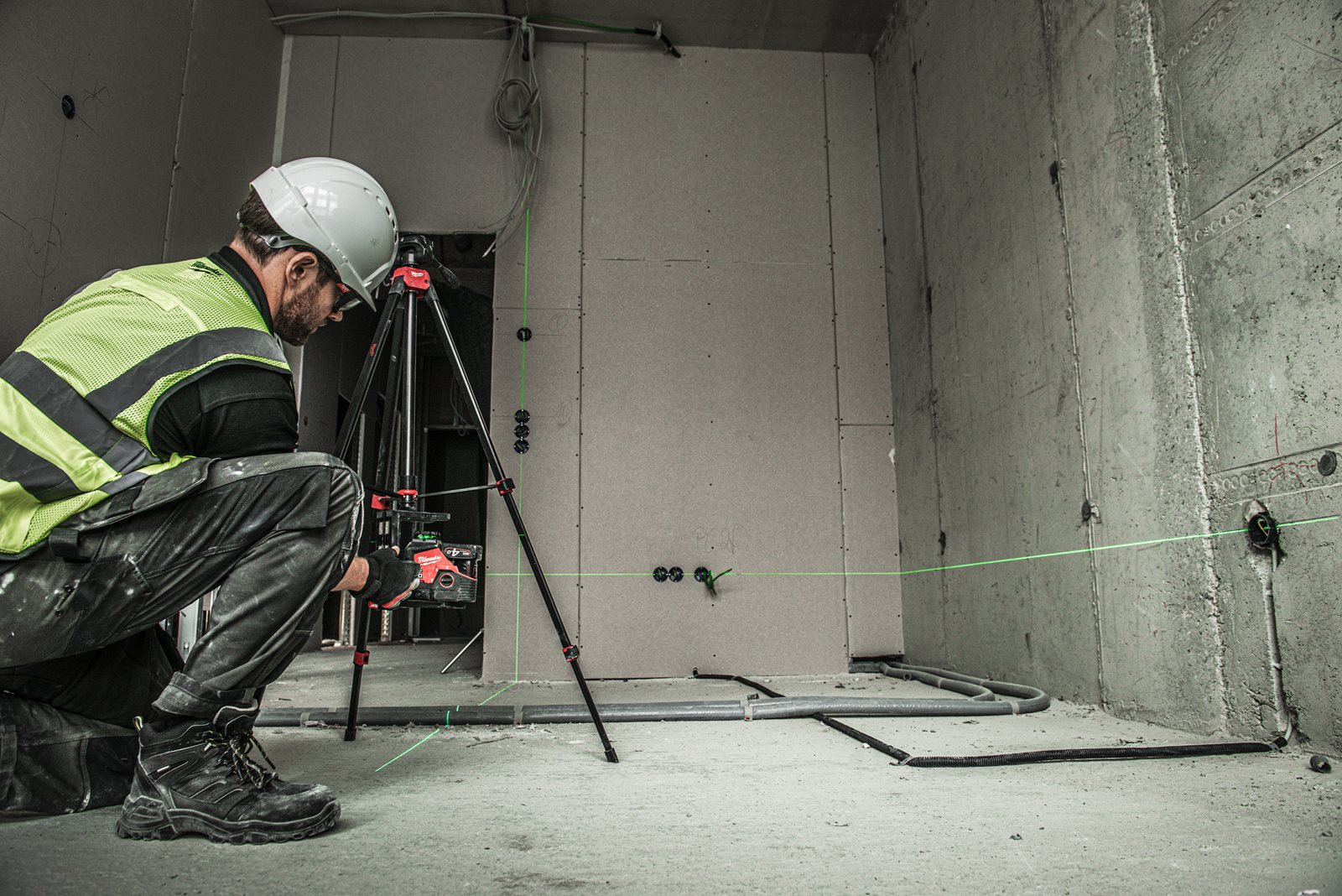 Trepied laser de 1.8 metri Milwaukee TRP180 - in utilizare 7