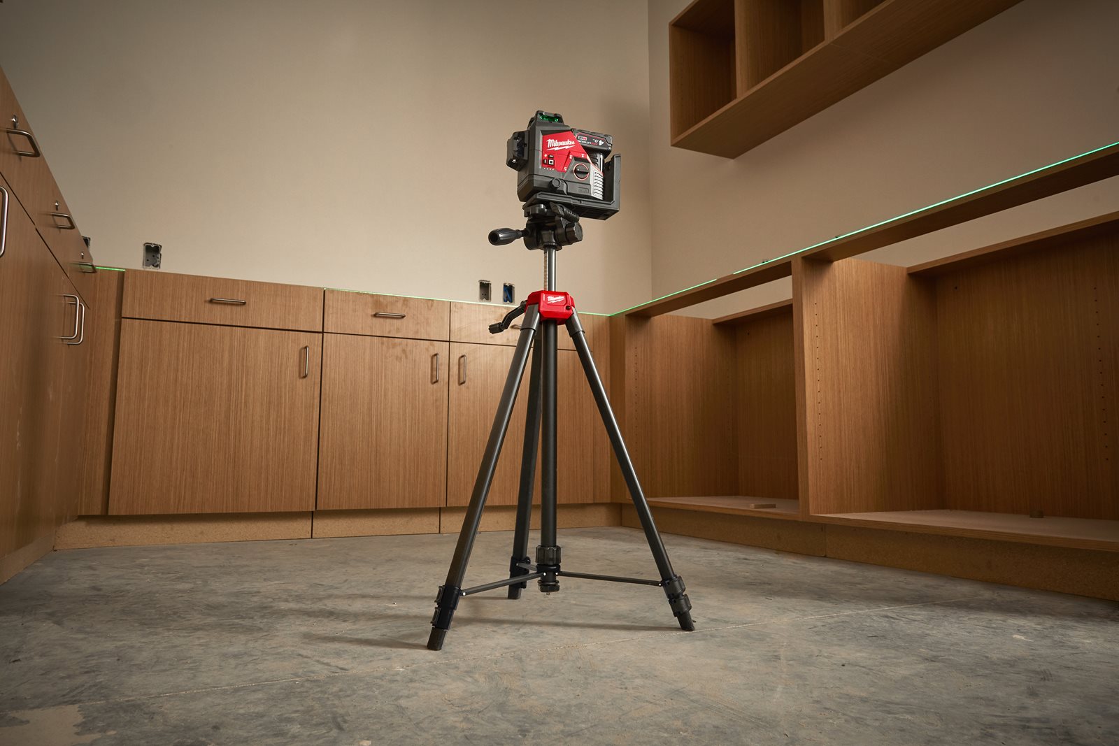 Trepied laser de 1.8 metri Milwaukee TRP180 - in utilizare 9