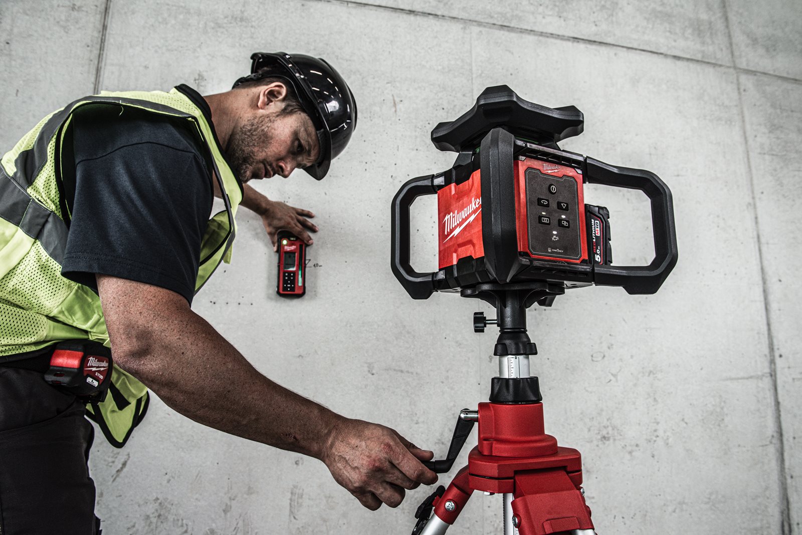 Trepied nivelă laser de 3 metri Milwaukee TRP300 - in utilizare 1
