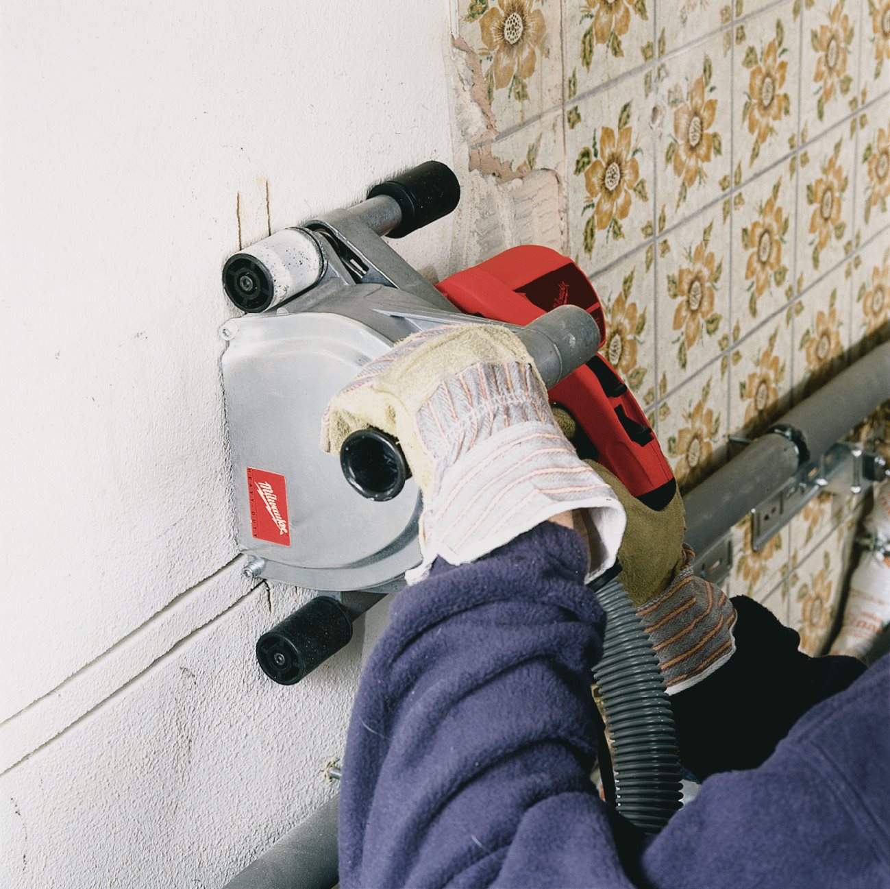 Mașină de frezat caneluri 1900 W, 150 mm (adâncime de tăiere 45 mm) Milwaukee WCS 45 - in utilizare 1