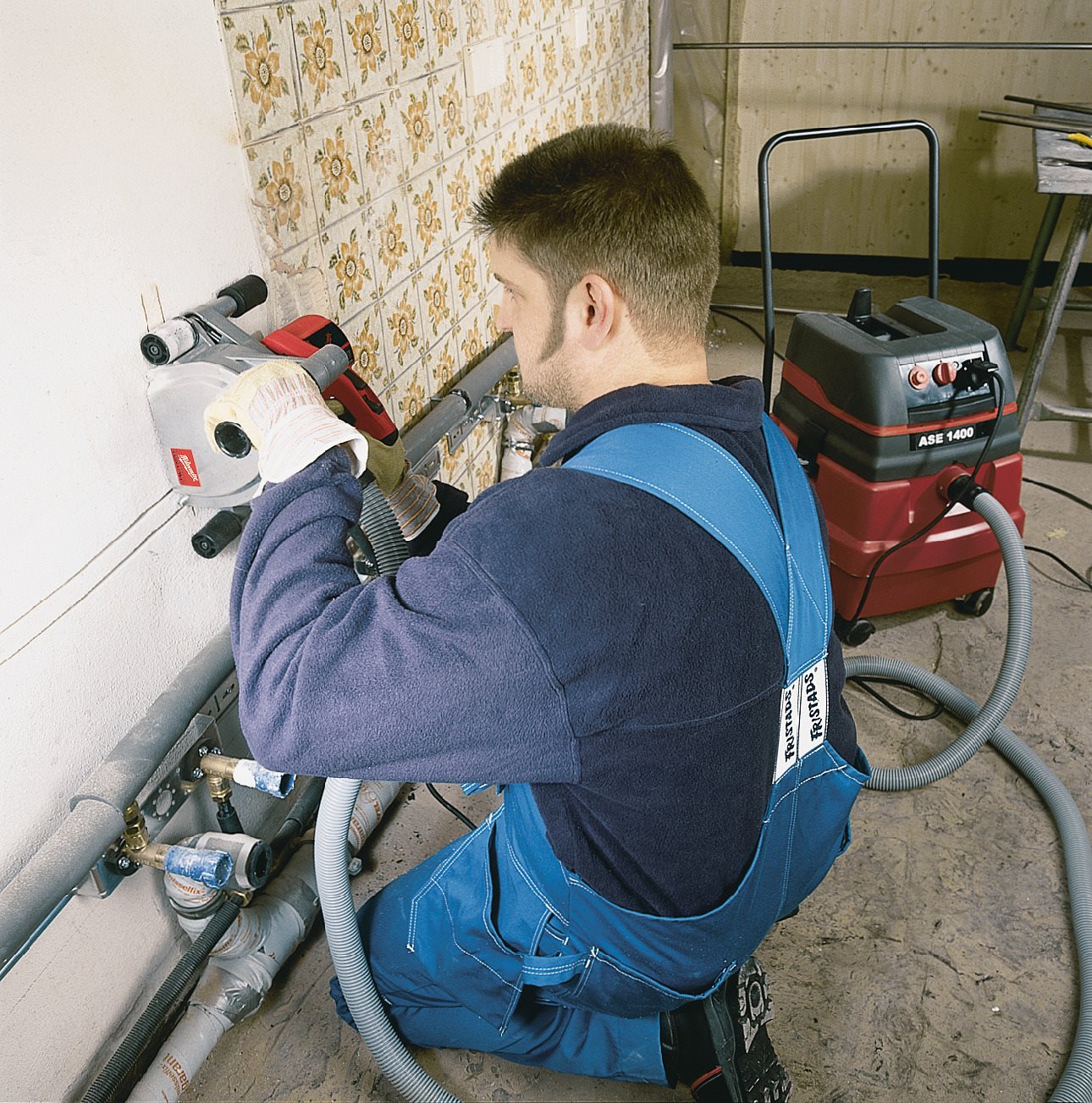 Mașină de frezat caneluri 1900 W, 150 mm (adâncime de tăiere 45 mm) Milwaukee WCS 45 - in utilizare 3