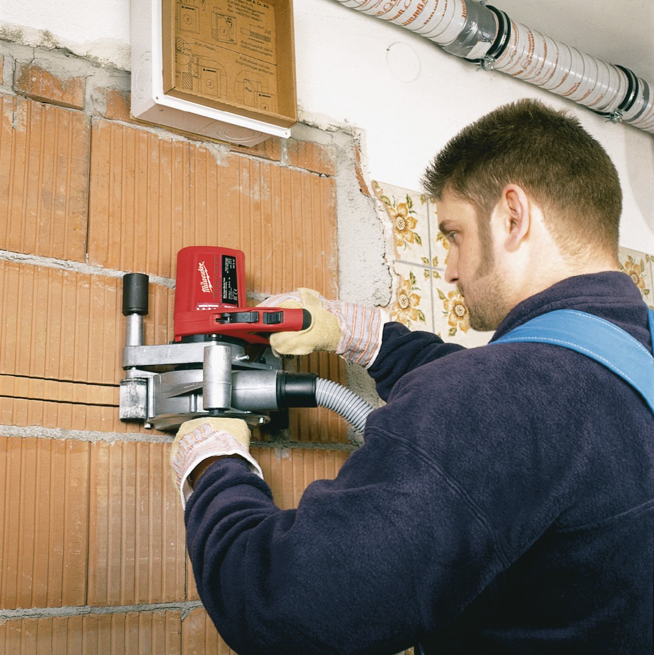 Mașină de frezat caneluri 1900 W, 150 mm (adâncime de tăiere 45 mm) Milwaukee WCS 45 - in utilizare 4